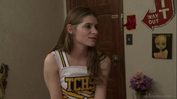 Девушка мастурбирует пизду в автобусе на ходу