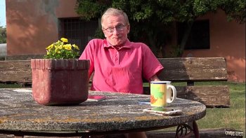 Молодая русская девушка мастурбирует перед анальным сексом с негром