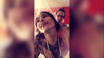 Стал ее лапать за шикарные булки