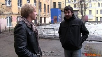 Трахнули ее вдвоем за деньги