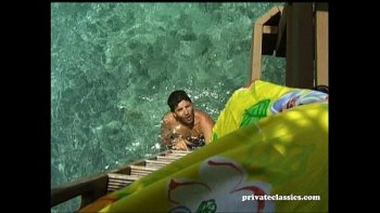 Блонда подставляет упругую попку под член и трахается в анал