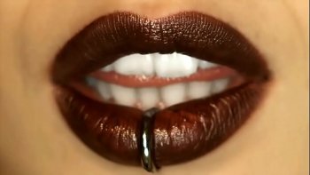 Шикарно порет немалым дружком