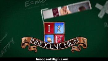 Мужик в татуировках спустил джинсы и отодрал студентку с небольшими сиськами