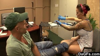 Сочная жопа клиентки провоцирует массажистку на кунилингус