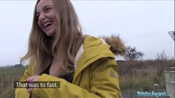 В шикарном бальном платье сексуальна леди ищет мужа