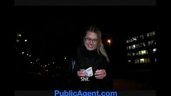 Юная студентка ищет жениха в чате