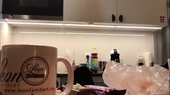 Попка без лифчика