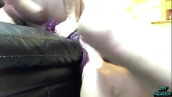 Одной тёлке дают в рот несколько мужиков