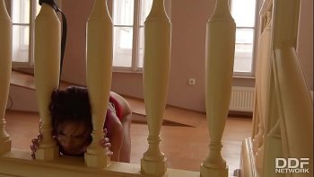 Покорная рыжая мулатка с напряженным задом поливает анальный член