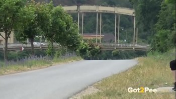 Вылизывает ее щели и засовывает пальцы во все дырки