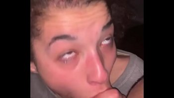 Стараясь улавливать головку губками и запихивать хуй в самое горло