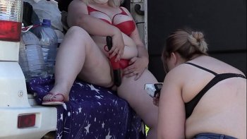 Негры трахают блондинку в два ствола