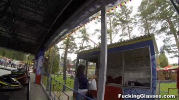 Красотка пописала в бокал