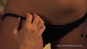 В котором он медленно раздевал свою гостью и любовался ее киской с заросшим лобком