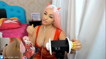 От много выпитого алкоголя начинают приставать к голым стриптизером