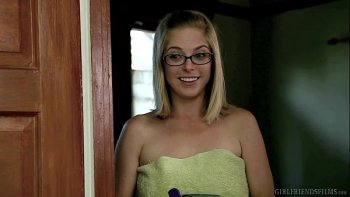 Девушка мастурбирует на пляже у моря