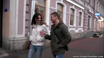 Практически в каждом уголке комнаты парочки занимались сексом