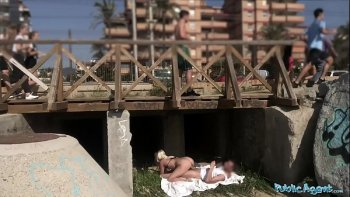 Девушка в бикини на берегу реки