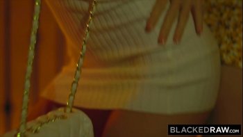 Что к этим двух красоткам нужно запустить здорового негра и тогда кино должно стать интереснее