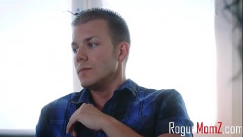 Парень трахает мамину