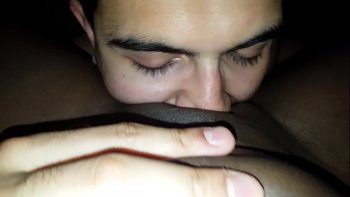 Ласковый белый парень лижет