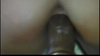 Огромный черный член еле умещается в ее мокрой черной киске