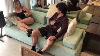 Близкий приятель пришел чуть позже