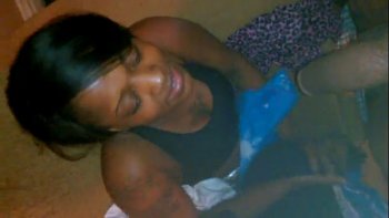 Сладкая девушка с большим интересом отрабатывает головой на члене