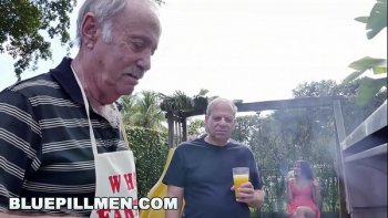 Мужик уже давно наблюдает за этой девушкой