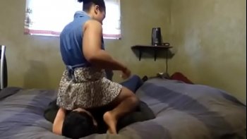 Девушка дрочит киску и лижет ноги в бане в одиночестве