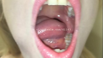 После чего смело вставляет в ее щелку язык