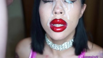 Круглоголовая медсестра с губной помадой